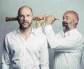 Bild: mmmusic/Guido Werner
Schauspieler Götz Schubert (links) schlüpft in dem außergewöhnlichen Musik/Hör/Spiel in die jeweiligen Rollen und bringt mit seinem wandlungsfähigen Spiel und seiner Stimme die verschiedenen Charaktere eindrucksvoll auf die Bühne. Für den passenden Soundtrack sorgt Manuel Munzlinger.