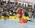 Bild: Michael Ott
Die SG Mitterteich II/Steinmühle belegte bei der Futsal-Kreismeisterschaft in Hof den zweiten Platz. Im Finale unterlagen die Stiftländer dem FC Waldstein im Sechsmeter-Schießen. Hier fliegt Mauricio Göhlert im Gruppenspiel gegen die SG Regnitzlosau über den gegnerischen Torwart.