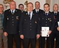 Bild: exb
Bei der Jahreshauptversammlung der Freiwilligen Feuerwehr Adlholz wurden Urkunden und Abzeichen verliehen. Darüber freuten sich (von links); stellvertretender Kulturausschussvorsitzender Wolfgang Schötz, Vorsitzender Paul Winklmann, Andreas Graf, Kommandant Reinhard Bauer, Christian Winklmann, Manuel Heindl, Kreisbrandinspektor Christof Strobl, Bernhard Graf, Bürgermeister Bernhard Lindner und Pfarrvikar Hrudaya Kumar Madanu.