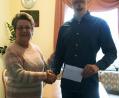 Bild: exb
Malermeister Simon Heinzl, Juniorchef des Malerbetriebs Heinzl in Kondrau, überreichte 1000 Euro an Inge Panrucker, Vorsitzende des Kinderschutzbunds Tirschenreuth.