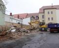 Bild: Mirko Streich/Stadt Tirschenreuth
Vergangene Woche riss ein Bagger die Garagen im Hinterhof des historischen Rathaus ab. Im Zuge des barrierefreien Umbaus soll das Umfeld aufgewertet werden. Es entstehen Parkplätze – nicht nur für städtische Mitarbeiter.