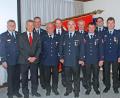 Bild: wee
Die Jahreshauptversammlung bot den passenden Rahmen um verdiente Feuerwehrmitglieder für 25 und 40 Jahre aktiven Dienst zu ehren. Stellvertretender Landrat, Joachim Hanisch, überreichte das Ehrenkreuz in Silber bzw. das Ehrenkreuz in Gold an die Jubilare. Unser Bild zeigt von links Kreisbrandmeister Robert Heinfling, den stellvertretenden Landrat Joachim Hanisch, Kreisbrandmeister Dieter Schweiger, Karl-Heinz Kraus, Bürgermeister Konrad Kiener, Norbert Schmauß, Erhard Schwarz, Werner Fischer, ersten Kommandanten Manuel Kraus, Hans Ebenburger und Kreisbrandinspektor Hans Gietl.
