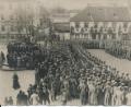 Bild: Stadtarchiv
Das Bild zeigt den Empfang der am 2. Dezember 1918 zur „Abwicklung“ eingetroffenen Truppe (I. Bataillon/6. Landwehr-Infanterie-Regiment) durch Bürgermeister Karl Julius Troeger auf dem Luitpoldplatz.