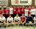 Bild: lst
„Autohaus Raab & Fortuna Weiden“ (rote Trikots) sichert sich beim Firmen- und Behörden-Hallenturnier um den Audi Service-Hallencup den ersten Platz durch ein 5:4 im Finale gegen das Trainerteam des FC Weiden-Ost (weiße Trikots).