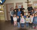 Bild: frd
Im Beisein der Kinder und Erzieherinnen nahm Stadtpfarrer Alfons Kaufmann (hinten, Dritter von links) die Spende von 600 Euro entgegen.