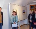 Bild: sus
Amnesty Vorsitzende Barbara Beck (Zweite von links) eröffnete die Fotoausstellung "Alle Menschen" im Pfreimder Museum.