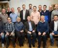 Bild: ohr
Nach der Aufstellung der Bewerber auf der offenen Liste des CSU – Ortsverbandes Stulln im Gasthof Bodensteiner finden sich die Kandidaten zu einem Gruppenfoto zusammen. An der Spitze steht Bürgermeister Hans Prechtl (Mitte mit Krawatte). Einhellig votierten die Versammlungsteilnehmer für eine erneute Kandidatur um das Amt des Ersten Bürgermeisters.
.