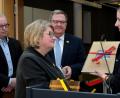 Bild: Stephan Huber
Zum Abschied ein Album als Geschenk der Mitarbeiter: Die neue Stadtmuseums-Chefin Julia Riß (rechts) überreicht es ihrer Vorgängerin Judith von Rauchbauer, die zum 31. Dezember in den Ruhestand gegangen ist. Auch Kulturreferent Fabian Kern (links) und Bürgermeister Martin Preuß dankten Judith von Rauchbauer für 33 engagierte Jahre in Amberg.