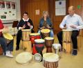 Bild: ubb
Uschi Hahn, Karina Loße, Helga Bergmann und Lutz Bergmann (v. li.) stimmen beim Trommeln ein Lied mit einem banalen Text an. Permanentes Singen zum Trommeln verstärke den Weg in die Meditation, sagen sie.