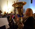 Bild: amü
Anna Frank aus dem Posaunenchor Kirchendemenreuth/Parkstein spielt beim Konzert Tuba. Zusammen mit ihren Bläserkollegen aus den Posaunenchören Floß, Forchheim (Sachsen), Kaltenbrunn, Kohlberg, Krummennaab, Neustadt am Kulm, Neunkirchen, Plößberg, Thansüß, Vohenstrauß, Wildenreuth und Wirbenz/Kemnath/Immenreuth hatte sie fünf Tage auf der mittelfränkischen Burg Wernfels zur Vorbereitung auf das Konzert des Bezirksposaunenchors verbracht.
