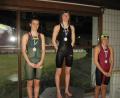 Bild: rbg
Foto mit Symbolcharakter: Kathrin Bachmeier (links) vom Tirschenreuther Schwimm- Club schiebt sich als Vizemeisterin über 400 m Freistil zwischen die beiden Regensburgerinnen Nele Weinfurtner und Tiffany Vanessa Salva und verhindert somit einen Durchmarsch der Donaustädter.