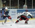 Bild: gb
Blue-Devils-Topscorer Tomas Rubes (links, Szene aus einer Partie gegen Rosenheim) erzielte am Sonntag beim 7:6-Erfolg in Füssen den Siegtreffer.