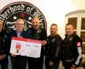 Bild: mef
Herbert Putzer (Mitte)erhielt einen symbolischen Scheck über 1500 Euro für krebskranke Kinder aus den Händen des Stammtischs „Brotherhood of Bikers Naabtal Nomads“.