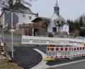 Bild: Schirmer, Werner
Recht steil gestaltet sich die Einmündung der Silberstraße in die Bahnhofstraße. Hier seien die Arbeiten noch nicht angeschlossen, informierte Bürgermeister Alfred Stier bei der Stadtratssitzung. Damit Fahrzeuge an der kritischen Stelle nicht die Fahrbahn berühren, wurde eine Absperrung vorgenommen.