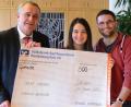 Bild: Kunz
Oberbürgermeister Kurt Seggewiß (links) freut sich über eine Spende der Weidener Komödiens, überreicht durch Marina und Michael Zielbauer.