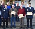 Bild: rgr
Johann Plößner (vorne, Mitte) unterstützt die Gmünder Feuerwehr seit 70 Jahren. Dafür wird er nun ausgezeichnet. Auch weitere langjährige Mitglieder nehmen Urkunden entgegen.