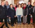 Bild: rpp
Bürgermeister Josef Etterer, der neue Vorsitzende Klaus Biersack (von rechts) sowie (von links) sein Stellvertreter Marco Phillip dankten Ehrenmitglied Wilhelm Kausler, Sieglinde Groß, Luise Biersack, Barbara Walberer, Anna-Maria Veigl, Mathilde Deubzer und Luise Veigl für ihre Treue zur Unterbrucker Wehr.