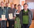 Bild: bö
Für 25, 40 und 50 Jahre Treue zum Verein wurden in Mendorferbuch Schützenmitglieder geehrt. Dazu gratulierten Bürgermeister Florian Junkes (links), Schützenmeister Johann Viehauser (Vierter von links) und die stellvertretende Schützenmeisterin Barbara Guttenberger (Zweite von rechts).