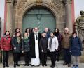 Bild: rgr
Die ehemaligen Eschenbacher Wirtschaftsschüler treffen sich in Speinshart zum Wiedersehen. Durch die Klosterkirche führt der Prior der Prämonstratenserabtei, Pater Benedikt Schuster (Mitte).