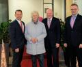 Bild: exb
Gretel Flieger nimmt ihren Geldgewinn von Vorstandsmitglied Gerhard Hösl (links), Kundenberater Johann Häusler (2. von rechts) und Marktdirektor Thomas Müllner (rechts) entgegen.