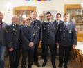 Bild: jzk
Zweiter Bürgermeister Hermann Schraml, Kreisbrandinspektor Otto Braunreuther (von links) und Kreisbrandinspektor Alois Schindler (Vierter von links) lobten das Engagement des Vorstands der Feuerwehr Schönreuth: (von links) Vorsitzender Alfred Hörl, Kommandant Jürgen Plannerer, dessen Stellvertreter Andreas Deubzer, Schriftführer Volkmar Legath und Zweiter Vorsitzender Joseph Mauerer.