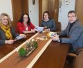 Bild: gi
Die Vorsitzende des Fördervereins „Ferienbetreuung Moosbach“ Renate Reisnecker (links) überreicht zusammen mit der Schriftführerin Christine Kick (Zweite von links) ein druckfrisches Exemplar des Programms 2020 an Bürgermeister Hermann Ach und seine Mitarbeiterin Claudia Rieß (Dritte von links).