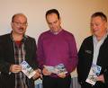 Bild: gru
Den Flyer mit den Infos zur neuen Rufbus-Linie 30 stellen (von links) ZNAS-Geschäftsleiter Hans-Jürgen Haas, Bürgermeister Hans-Jürgen Strehl und Manfred Kugler vom Busunternehmen Meidenbauer vor.