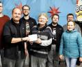 Bild: exb
Andreas Brandl, Benjamin Mayer, Kevin Puß (von links) und Pascal Mayer (Sechster von links) überreichten die Spende an Chorleiterin Christa Holm und Vorsitzende Birgit Sailer (hinten rechts) sowie zwei Vertreterinnen des Kinderchors.