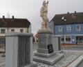 Bild: gz
Der Vorsitzende des Kriegervereins Albert Grießl wies auf die dunklen Flecken am Sockel des Denkmals hin.
