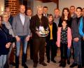 Bild: zer
Die Vereinsdelegierten mit dem Männergesangsverein, der ein Ständchen brachte, mit dem Geburtstagskind Hubert Trottmann (Mitte) und Ehefrau Inge im Kreise der Freunde.