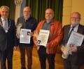 Bild: jr
Mit der Theobald-Schrems-Medaille wurden beim Neujahrsempfang drei langjährige ehemalige Vereinsvorsitzende geehrt. Im Bild (von links) Bürgermeister Roland Grillmeier, Ludwig Kraus, Erich Seitz und Josef Fennerl.