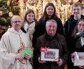 Bild: tkr
Pfarrer Herbert Rösl (links), die Oberministranten (hintere Reihe) und Nachfolgerin Christiane Hammer (rechts) verabschiedeten sich von Ministranten-Betreuer Josef Pflug . Als kleines Dankeschön gab es einen Gutschein, ein Einnerungsbild und ein Fotoalbum über die gemeinsame Zeit.
