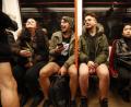 Bild: Petr David Josek
U-Bahnfahrer in Prag beim jährlichen „No Pants Subway Ride“. Foto: Petr David Josek/AP/dpa