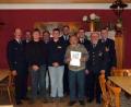 Bild: ils
Bereits seit 50 Jahren ist Georg Hauer (mit Urkunde) Mitglied der Freiwilligen Feuerwehr Klobenreuth. Für seine langjährige Treue wurde er in der Jahreshauptversammlung ausgezeichnet.