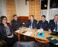 Bild: bjp
Über die Arbeit der Zessau-Weihersberger Feuerwehr berichten Kommandant Markus Eichermüller (Mitte) und Vorsitzender Tobias Eck (Zweiter von rechts, neben Vizevorsitzendem Markus Dötsch) in der Hauptversammlung. Von links: Bürgermeisterin Carmen Pepiuk, Kreisbrandinspektor Wolfgang Schwarz.