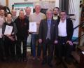 Bild: wro
Langjährige und verdiente Mitarbeiter ehrte die Firma Distner Fenstertechnik im "Kramerstodl" in Falkenberg. Das Bild zeigt die Jubilare mit Firmenchef Hubert Distner, Junior Florian Distner und dem Wiesauer Bürgermeister Toni Dutz (von rechts).