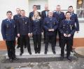 Bild: wmi
Die Ehrung langjähriger verdienter Kameraden in der Jahreshauptversammlung ist Tradition bei der Sassenreuther Feuerwehr. Die Auszeichnungen nehmen die beiden Vorsitzenden Stefan Lindner (links) und Christian Seemann (rechts) sowie Adjutant Matthias Seemann (Zweiter von links) vor. Bürgermeister Jürgen Kürzinger (Mitte, hinten) und Kreisbrandmeister Rainer Kopp (Dritter von rechts) gratulieren und danken ebenfalls den Jubilaren. So wurden (von links) Andreas Seemann (20 Jahre), Roland Biersack (35 Jahre), Anna Lehner (10 Jahre), Gerhard Diertl (25 Jahre) und Kommandant Jürgen Adelhardt (25 Jahre) für ihre Treue ausgezeichnet. Manfred Schecklmann gehört der Wehr 35 Jahre an, war aber verhindert.
