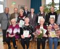 Bild: hcz
Sigrid Hosemann (sitzend, Zweite von rechts) wird für 60-jährige Treue ausgezeichnet. Sie wirkte schon in der Kinder- und Jugendgruppe der Schlesier. Vorsitzender der Landsmannschaft ist der frühere Direktor der Berufsschule, Lothar Fischer (links).