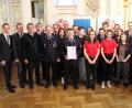 Bild: boj
Es war der Jahreshöhepunkt, als die Delegation der Feuerwehr Niedermurach den Ostbayerischen Feuerwehrpreis im Spiegelsaal der Bezirksregierung entgegen nehmen durfte. Zur Auszeichnung gratulierten Regierungspräsident Axel Bartelt (Dritter von links), sein niederbayerischer Amtskollege Rainer Haselbeck (links), Bürgermeister Martin Prey (Zweiter von links) sowie Repräsentanten von Feuerwehrverband und Sparda-Bank.