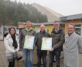 Bild: fg
Über die begehrte Auszeichnung Campsite Award freuen sich (von links) Sandra Hüttner zuständig für Tourismus bei der Stadtverwaltung Hirschau, Andreas Gebhardt, Betriebsleiter des Freibads, Christian Reil, 2. Vorsitzender des Skiclubs Monte Kaolino, Bürgermeister Hermann Falk und Wolfgang Schwarz, Geschäftsführer der vom SCMK betriebenen Attraktionen.