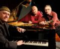 Bild: B.Hacova
Das Trio "MUH" mit dem Pianisten Roberto Magris, František Uhlíř am Bass und Jaromír Helešic am Schlagzeug gastiert am 17. Januar beim Jazz-Zirkel-Weiden. Swingender Jazz von Meisterhand ist angesagt.
