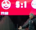 Bild: Daniel Karmann/dpa
Club-Coach Jens Keller freute sich über einen unerwartet deutlichen Testspielsieg gegen den FC Bayern München.