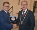 Bild: jr
Mit der Ehrenplakette der Marktgemeinde Konnersreuth zeichnete Bürgermeister Max Bindl (rechts) „Mister Ehrenamt“ Gerald Härtl aus und würdigte damit dessen jahrzehntelangen Einsatz bei den Vereinen und der Politik. Die Ehrenplakette ist eine der höchsten Auszeichnungen, die die Marktgemeinde zu vergeben hat.