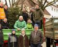 Bild: lst
Das Team der JU Floß mit CSU-Bürgermeister-Kandidaten Armin Betz (kniend, Mitte), sammelt rund 300 ausrangierte Christbäume im Gemeindegebiet ein.