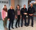 Bild: weu
Rektorin Christine Schneider (Zweite von links) stellte mit Beratungslehrerin und Konrektorin Christine Losch (Mitte) sowie den beiden Polizeibeamten Karlheinz Senft und Armin Ismail (von links) den Eltern die Referenten des Abends vor.