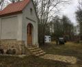 Bild: eik
Eine Attraktion beim Wintermarsch, weil normalerweise nicht zugänglich: Das Dorf Pielenhofen musste wegen der Erweiterung des Übungsplatzes Hohenfels im Herbst 1951 aufgegeben werden. Inzwischen sind große Teile der Ortschaft, in der einst 250 Menschen lebten, verfallen. Die US-Armee hat allerdings die einstige Dorfkapelle restauriert.