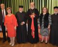 Bild: sck
Bei der Feier im Kolpingsaal (von links): Abood Isa (Bruder des Neupriesters), Verdi Akdemir (aktive Christin der aramäischen Pfarrgemeinde Auerbach), Neupriester Philip Isa, Mor Philoxenos Mattias Nayis (Erzbischof der Diözese Deutschland), Aylen Isa (Ehefrau des Neupriesters) und Pfarrer Isa Demir. Nicht im Bild sind die beiden Söhne des Neupriesters, Vasil und Lebared.