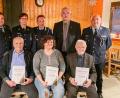 Bild: nza
Sie gehören sozusagen zum Mobiliar der Feuerwehr: (Vorne, von links) Erhard Jeltsch (40 Jahre), Karin Krenkel (25 Jahre) und Franz Fichtner (75 Jahre). Es gratulieren (hinten, von links) Matthias Reul, stellvertretende Vorsitzende Stefanie Sieder, Adjutant Martin Gruber, Bürgermeister Uli Roth und Kommandant Markus Krenkel.