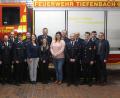 Bild: nis
Die Weichen bei der Feuerwehr Tiefenbach sind gestellt: Mit Lisa Scherr (Siebte von rechts) steht erstmals eine Frau an der Spitze des Vereins. Die Feuerwehrführung und Bürgermeister Ludwig Prögler (rechts) gratulierten ihr und der Vorstandschaft zur Wahl.