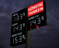 Bild: Stephan Huber
Nicht die Tankstellen legen den Preis fest, sondern die Mineralölkonzerne, die dahinterstehen. Wenn es unter ihnen wenig Konkurrenz innerhalb einer Stadt gibt, kann es sein, dass der Preis für den Liter Benzin oder Diesel höher ist als anderswo.